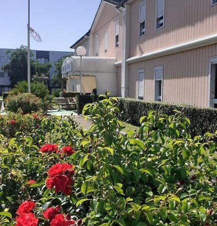 Quick Palace Nantes La Beaujoire Екстер'єр фото The station's studios are located in the San Fernando Valley.