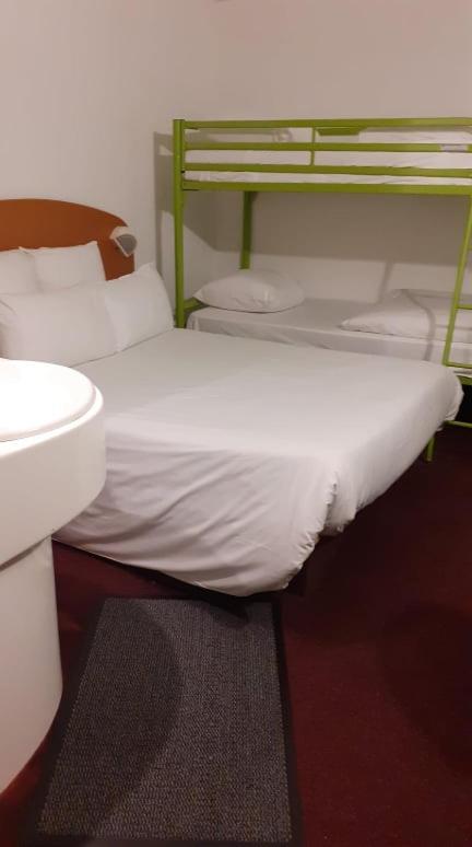 Quick Palace Nantes La Beaujoire Екстер'єр фото A bed with a mattress